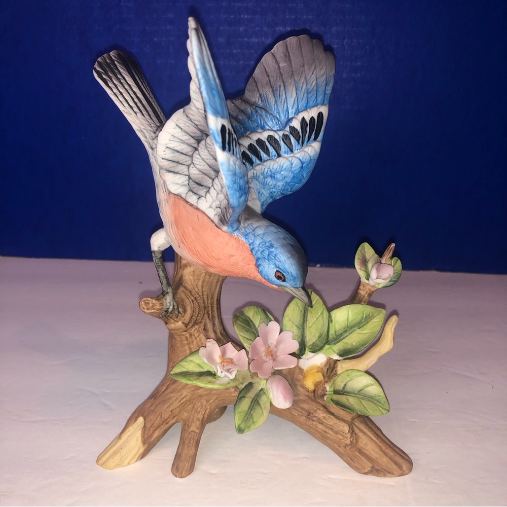 Figurine Vintage Beautiful Porcelain BIRD w/Flowers on Stump Pre-owned